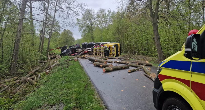 Wypadek na trasie Przasnysz – Krzynowłoga Mała. Jedna osoba trafiła do szpitala.
