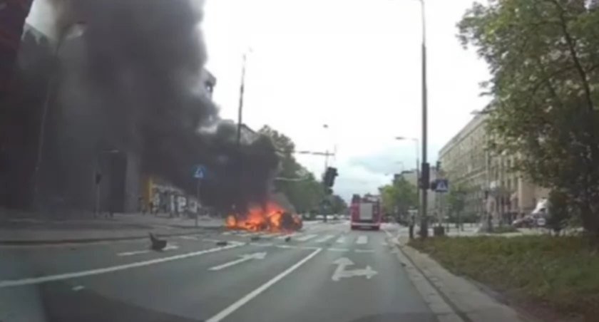Elektryczne auto za milion złotych wjechało w słup i spłonęło. To było jedyne takie auto w Polsce