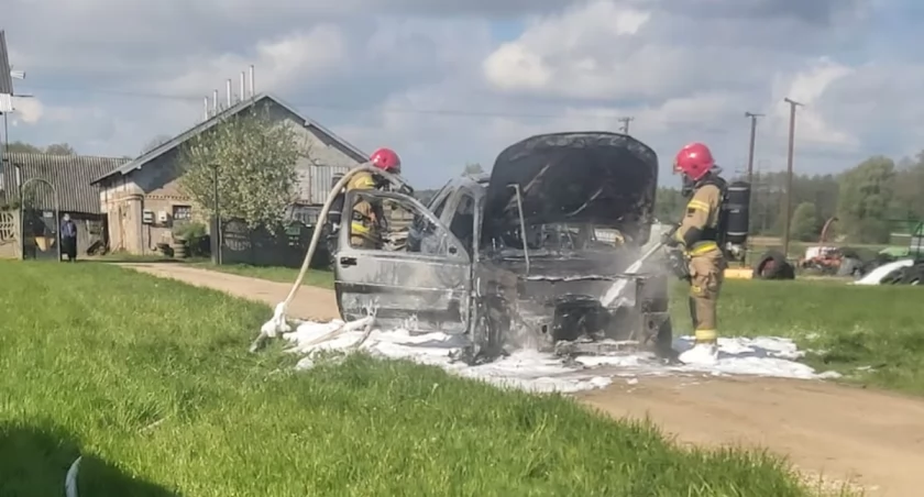 Pożar osobówki w Romanach-Janowiętach