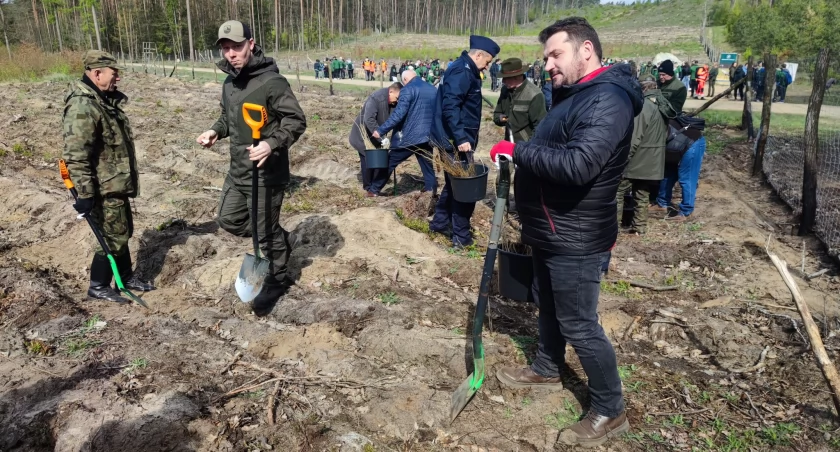 Sadzenie drzew w Górach Dębowych z okazji 100-lecia Lasów Państwowych