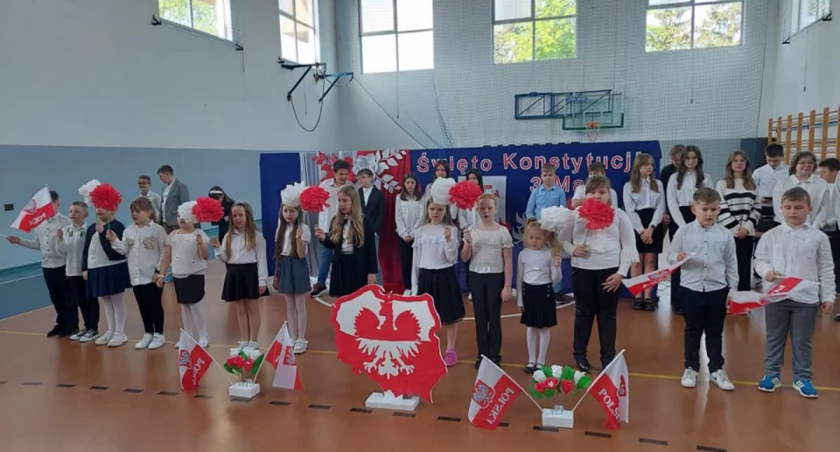Święto Konstytucji 3 Maja – Szkoła Podstwowa w Lesznie