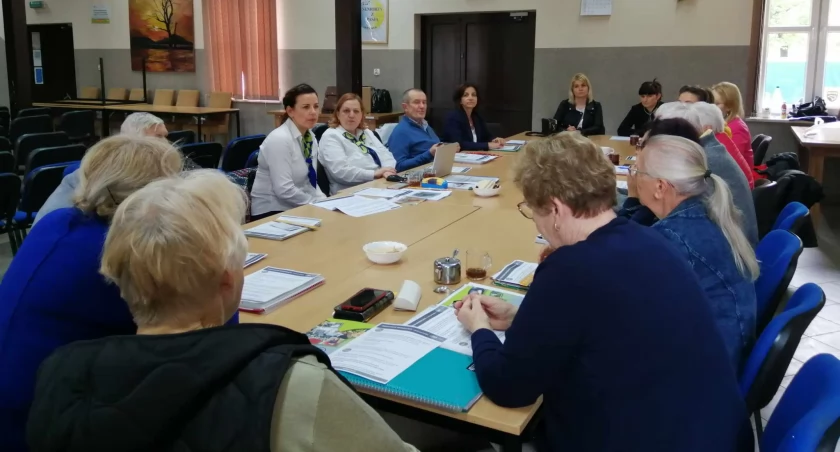Seniorzy na spotkaniu informacyjnym dotyczącego świadczenia wspierającego