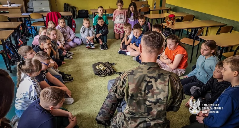 Terytorialsi 5 Mazowieckiej Brygady Obrony Terytorialnej szkolą dzieci i młodzież