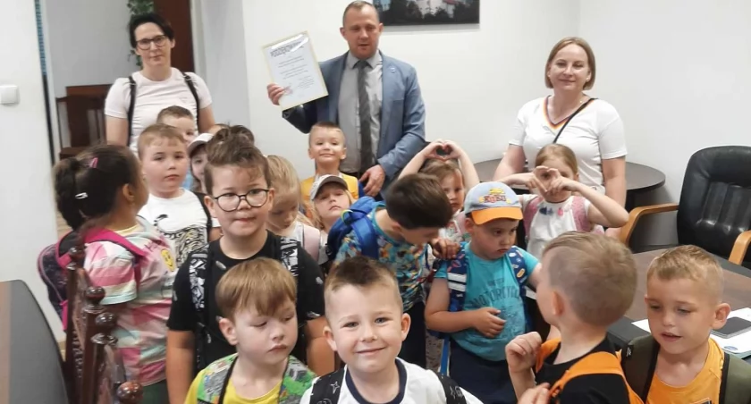 Przedszkolaki z Zielonej odwiedziły Urząd Gminy w Krasnem