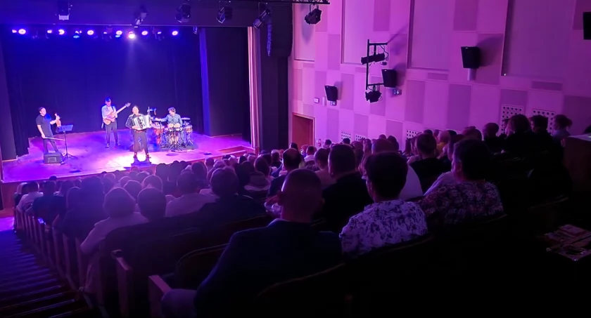 Niesamowity koncert w wykonaniu Marcina Wyrostka. Zbierano na remont domu Pani Kasi i jej dzieci
