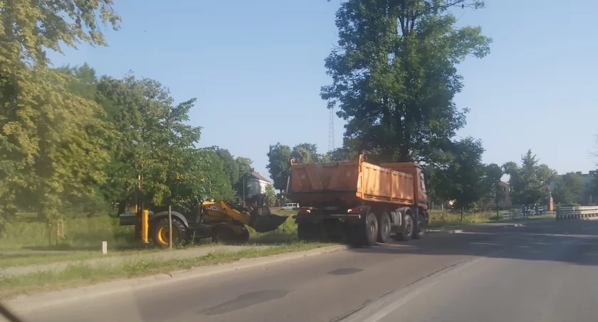 Miasto Przasnysz rozpoczęło wykaszanie zbiornika wodnego na rzece Węgierce