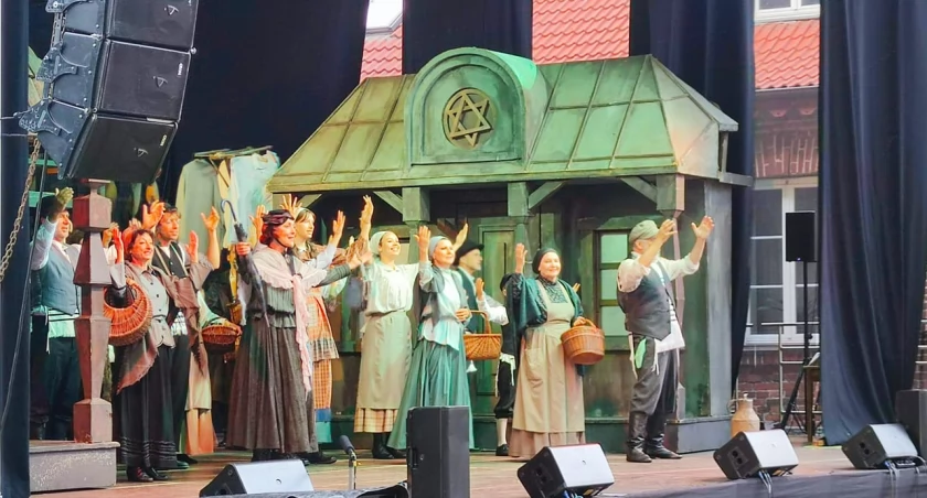 Widowisko raz na sto lat „Skrzypek na dachu” w Bogdanach Wielkic