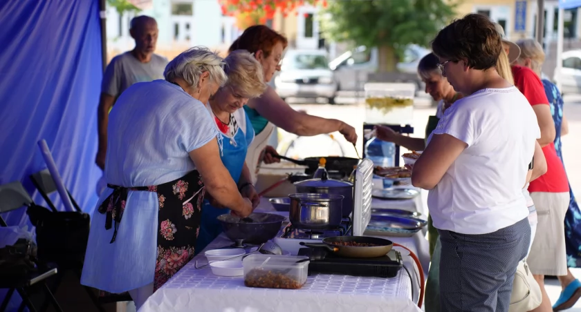 Wakacyjne gotowanie na przasnyskim rynku z Przasnyską Radą Seniorów