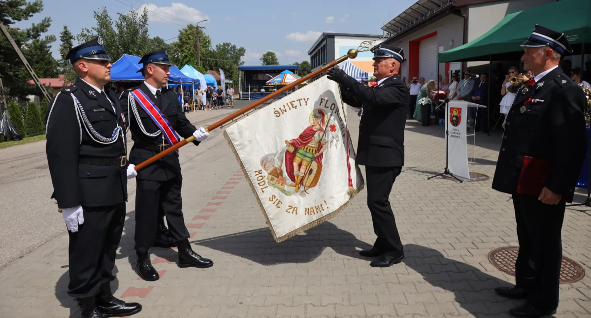 Obchody 100-Lecia Ochotniczej Straży Pożarnej w Czernicach Borowych. Wręczono podziękowania i odznaczenia