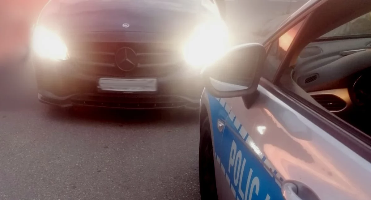 Mandat 2000 zł oraz 14 punktów karnych otrzymał 26-letni kierowca mercedesa