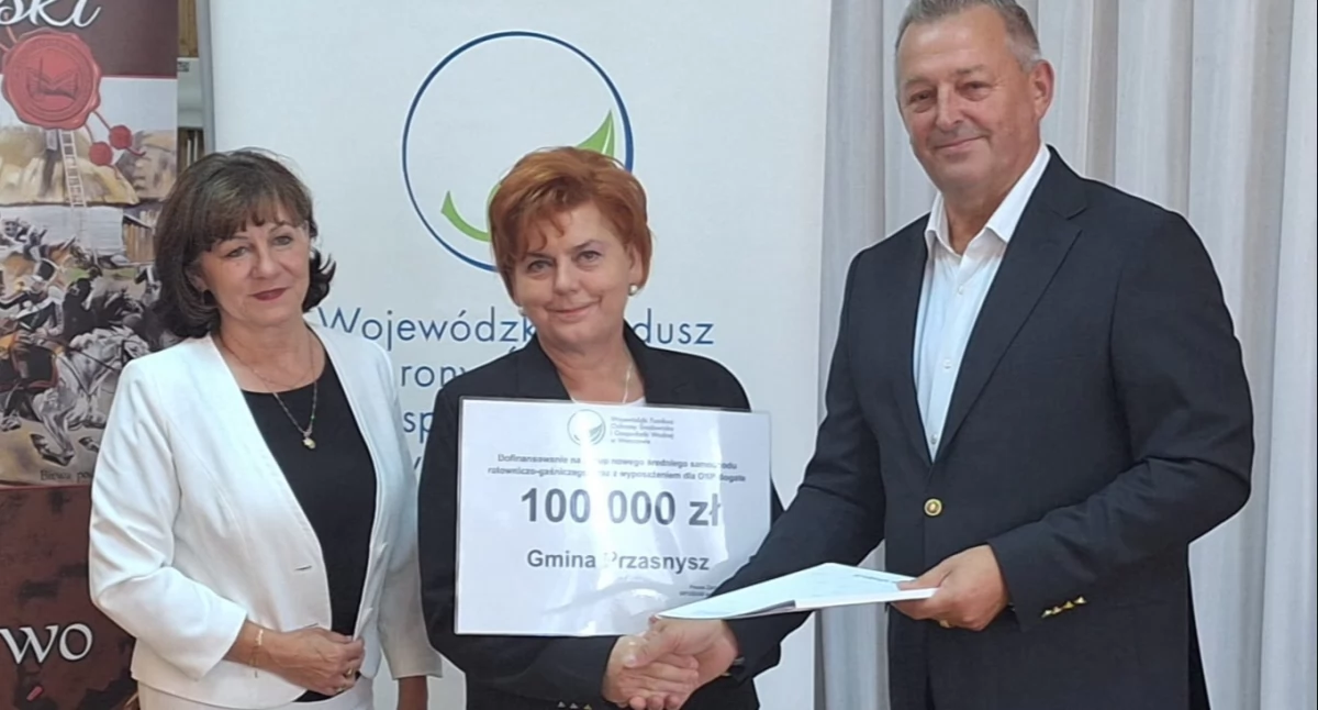 Gmina Przasnysz z dofinansowaniem na zakup średniego samochodu ratowniczo - gaśniczego wraz z wyposażeniem 