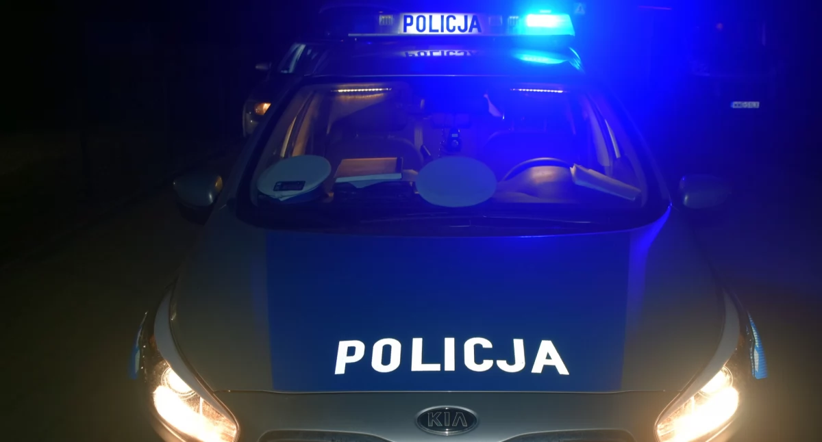 Porzucili samochód. Na widok interweniującego patrolu, kierowca schował się za barierą ochronną