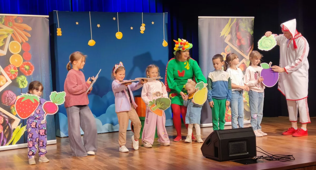 Bajka do zjedzenia, czyli teatralna lekcja zdrowego żywienia, zachwyciła najmłodszych mieszkańców powiatu przasnyskiego