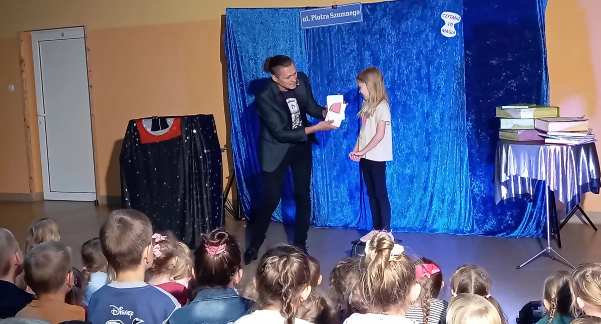 Iluzjonista Piotr Szumny zadziwiał i czarował widzów w Czernicach Borowych