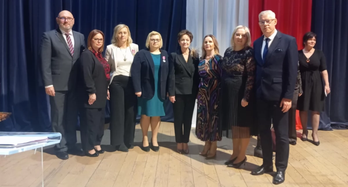 Nauczyciele oraz pracownicy szkół powiatowych z odznaczeniami i nagrodami