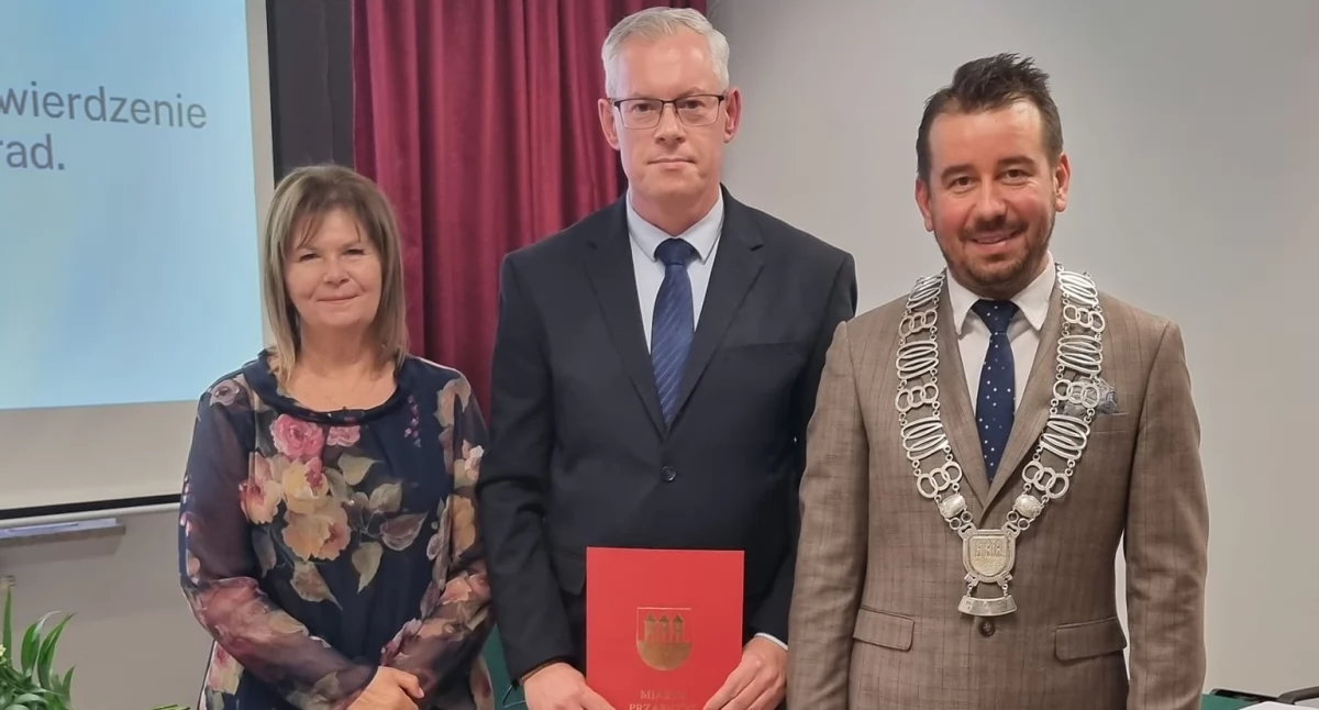 Jarosław Szmulski z uroczystym podziękowaniem od Rady Miasta