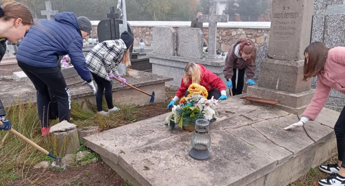 Bogate: Szkoła pamięta