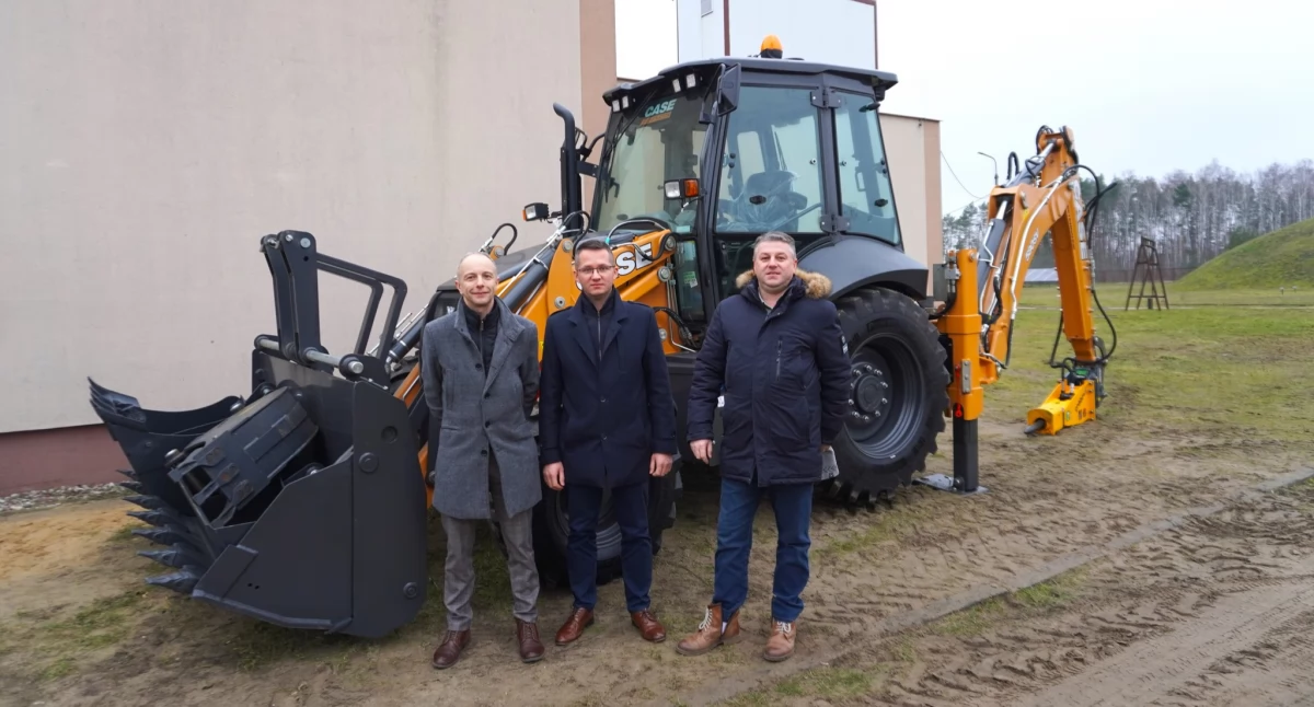 Nowoczesny sprzęt dla Gminy Chorzele – koparko-ładowarka już na miejscu!