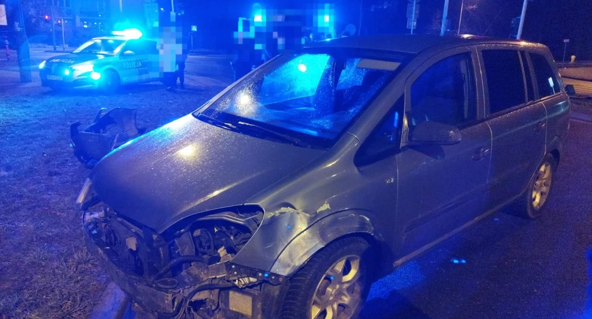 27-letni kierowca opla ściął dwa sygnalizatory. Miał ponad 1,5 promila