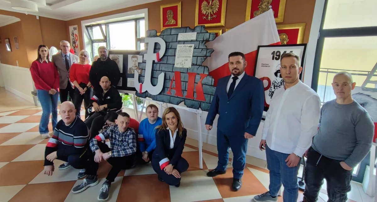 Narodowy Dzień Pamięci Żołnierzy Armii Krajowej: Okolicznościowa wystawa poświęcona Armii Krajowej zagościła w Starostwie Powiatowym