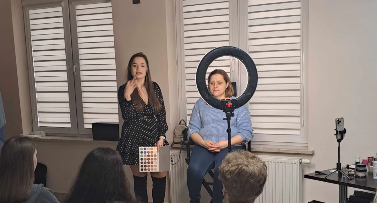 Warsztaty makijażu z okazji Dnia Kobiet z Biblioteką