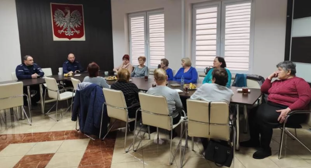 Seniorzy, a cyberbezpieczeństwo – przasnyscy policjanci uczą seniorów, jak unikać zagrożeń w sieci