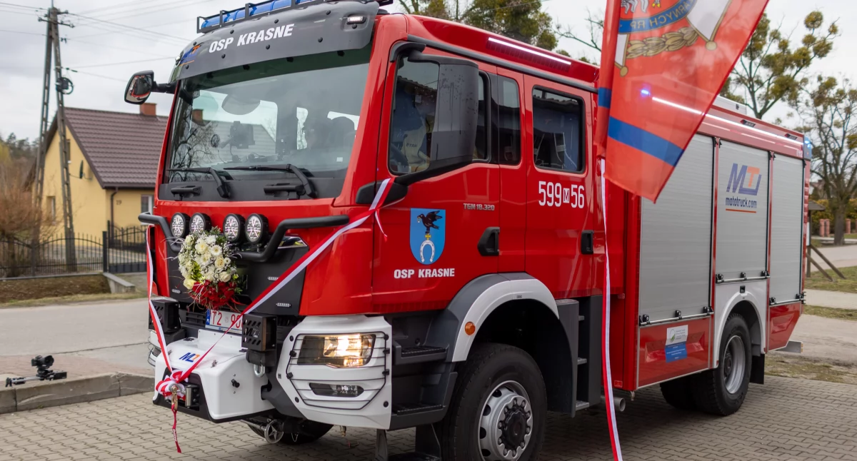 Nowoczesny wóz strażacki dla poprawy bezpieczeństwa społeczności trafił do gminy Krasne
