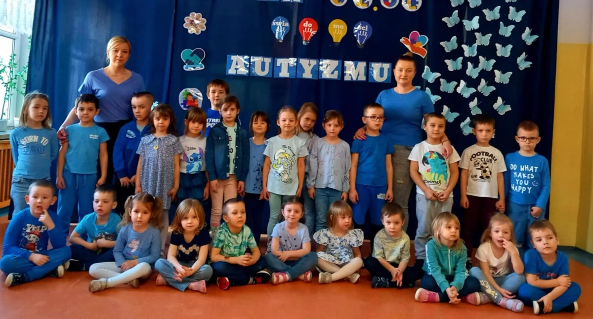 Szkoła w Bogatem rozświetliła się na niebiesko