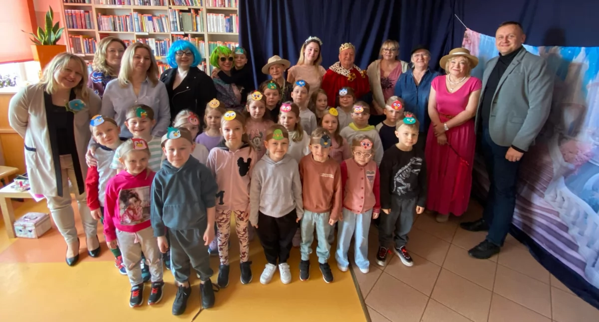 Jednorożec: Pasowanie z przedstawieniem w tle