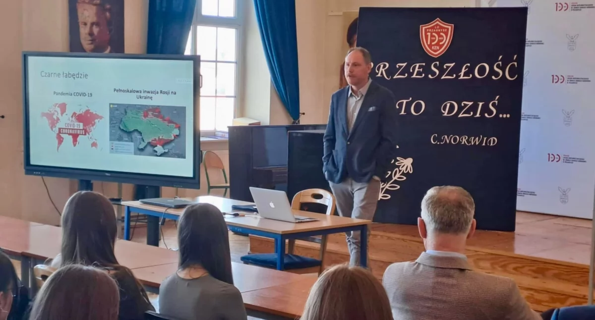 dr Filip Tereszkiewicz wygłosił wykład w LO im KEN