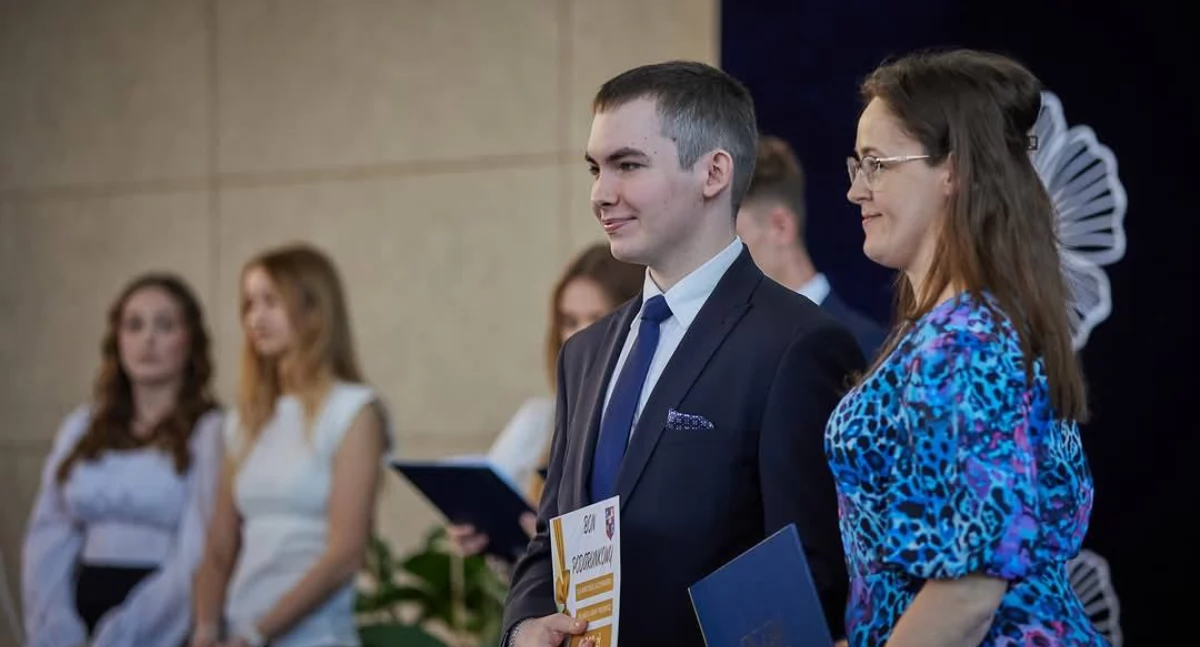 Uroczyste zakończenie roku klas maturalnych w LO im. KEN w Przasnyszu – Bartosz Łączyński Absolwentem Roku