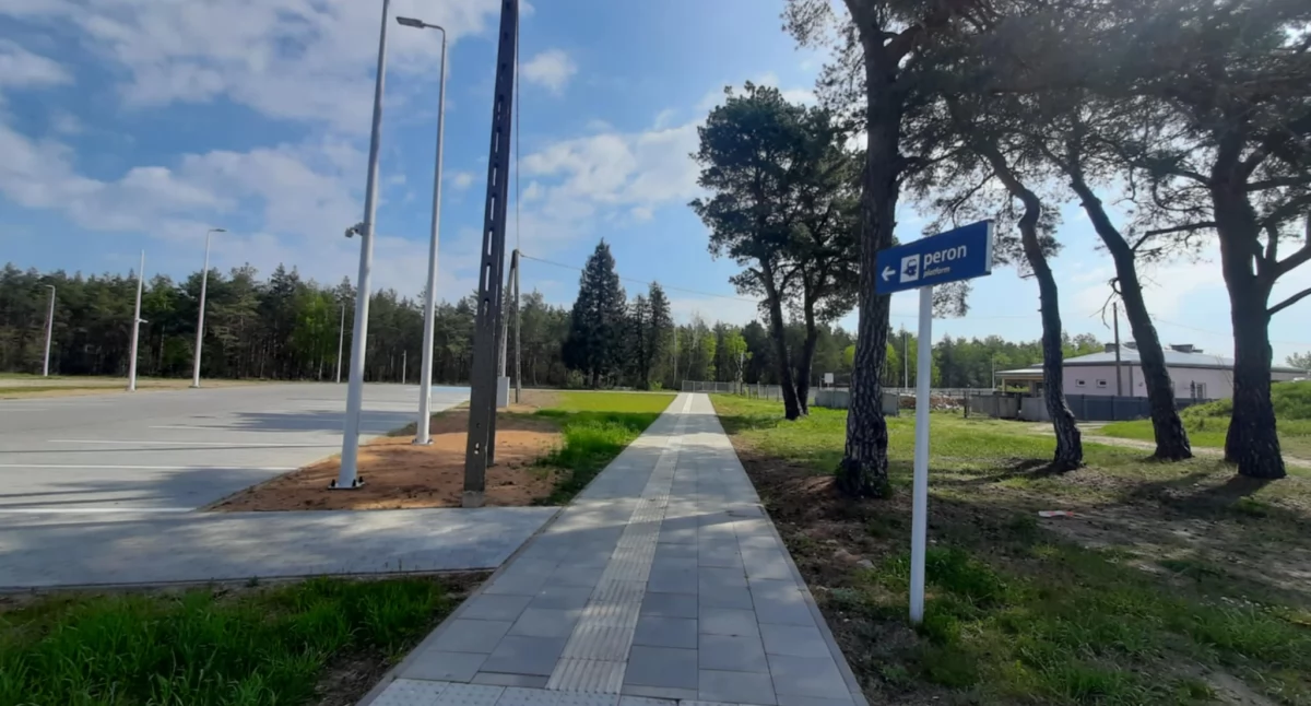 Nowy parking przy przystanku kolejowym w Chorzelach oficjalnie przekazany