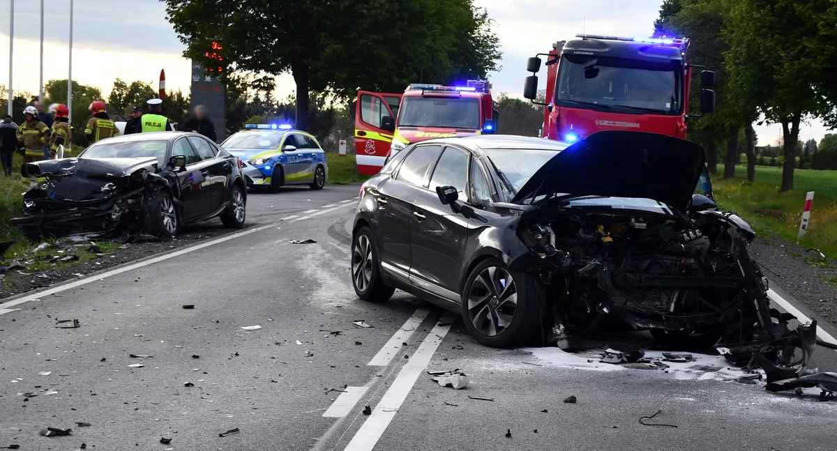 Groźny wypadek w Stupsku: rodzice z dzieckiem ranni po czołowym zderzeniu