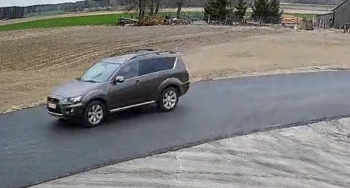 Kierowca Mitsubishi ukradł plecak z dokumentami i pieniędzmi. Policja poszukuje sprawcy