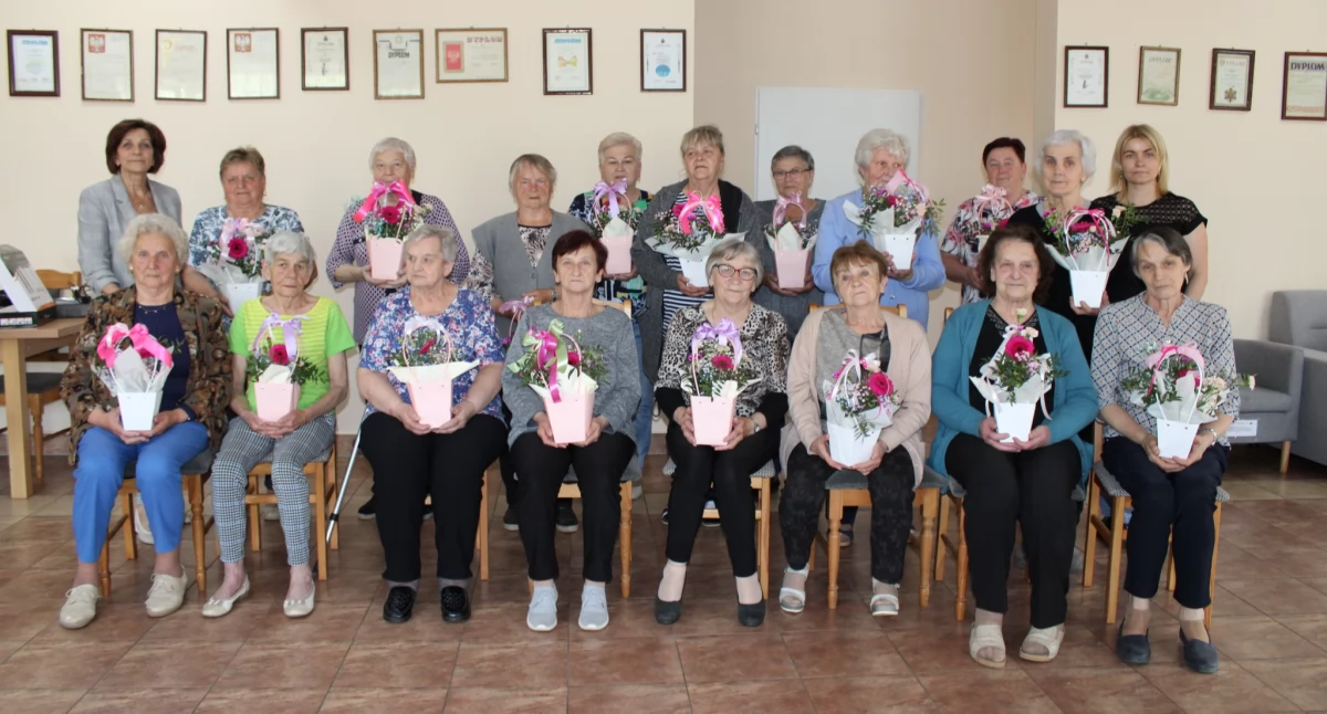 Kolorowe kwiaty i radosny śpiew w Obrębie – seniorki rozwijają pasje w Klubie Seniora