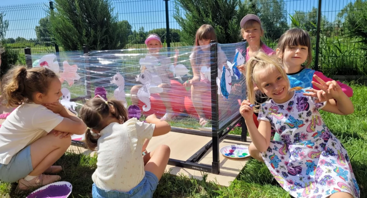 Morska przygoda w świetlicy – sensoplastyka w Wielodrożu pełna słońca i wyobraźni!