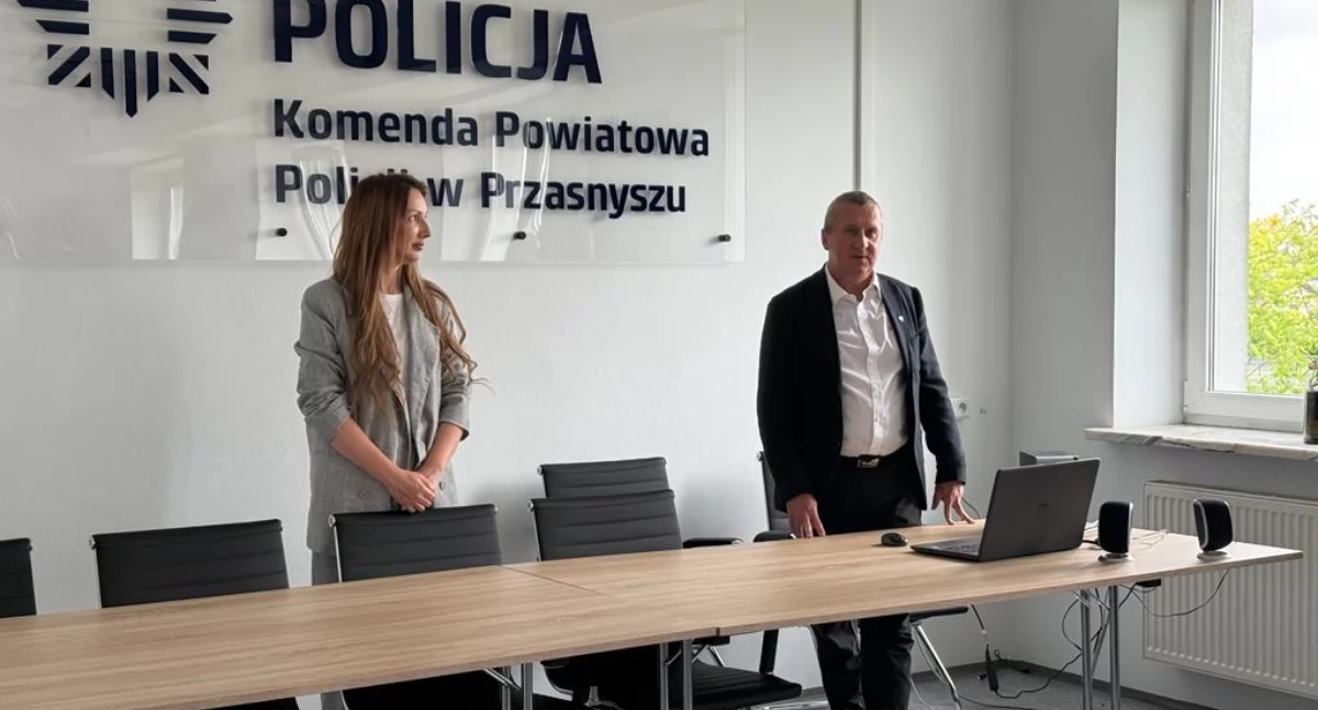 Stres w służbie – o wyzwaniach i profilaktyce podczas wyjątkowego wykładu dla funkcjonariuszek i pracownic Komendy Powiatowej Policji w Przasnyszu