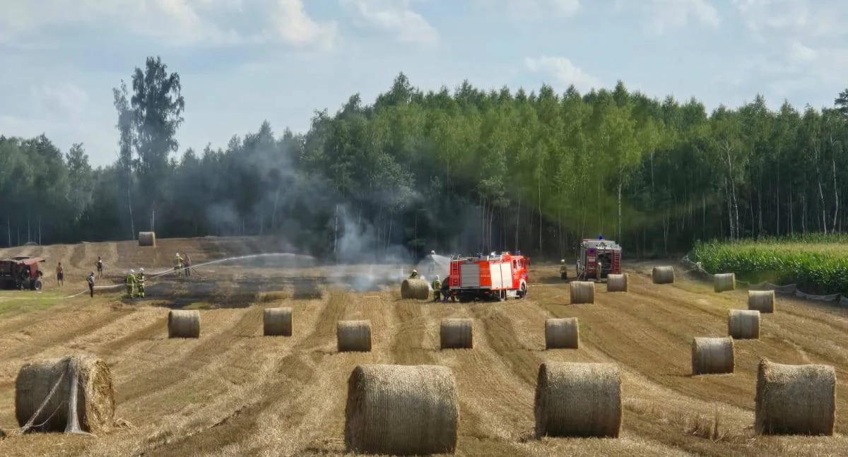Interwencja straży pożarnej w Łaniętach – pożar prasy i ścierniska opanowany