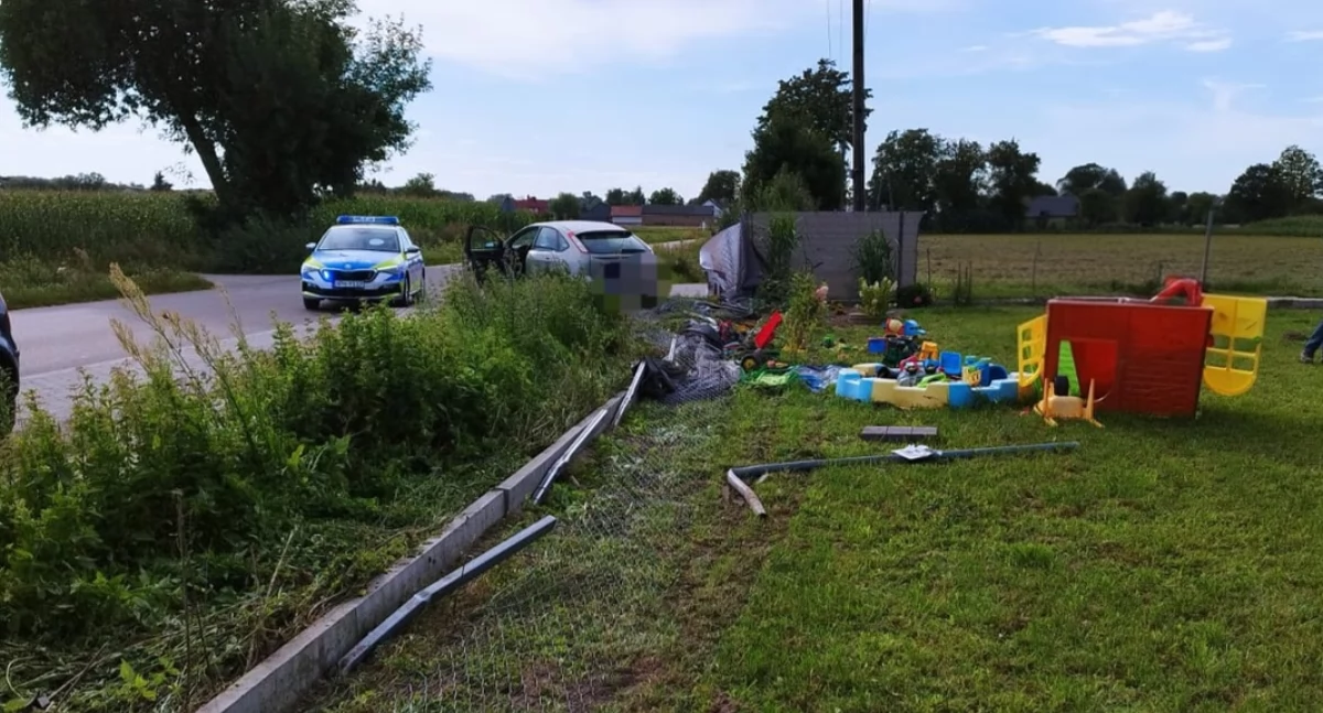 2 promile za kierownicą i dwie przeszkody na drodze: ogrodzenie i znak drogowy