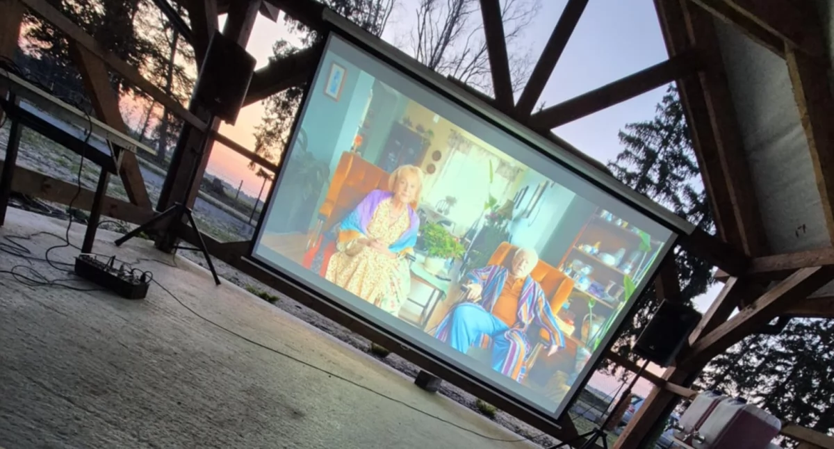 Letnie Wieczory w Pościeniu Wsi – kino pod gwiazdami, magia i wspólne ogniska