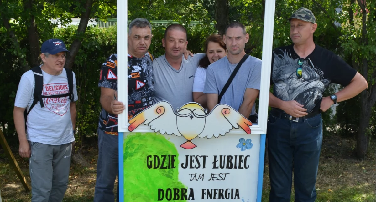Magiczna wyprawa w Puszczę Kampinoską – ŚDS Przasnysz na integracyjnym rajdzie „W poszukiwaniu Jasia i Małgosi”