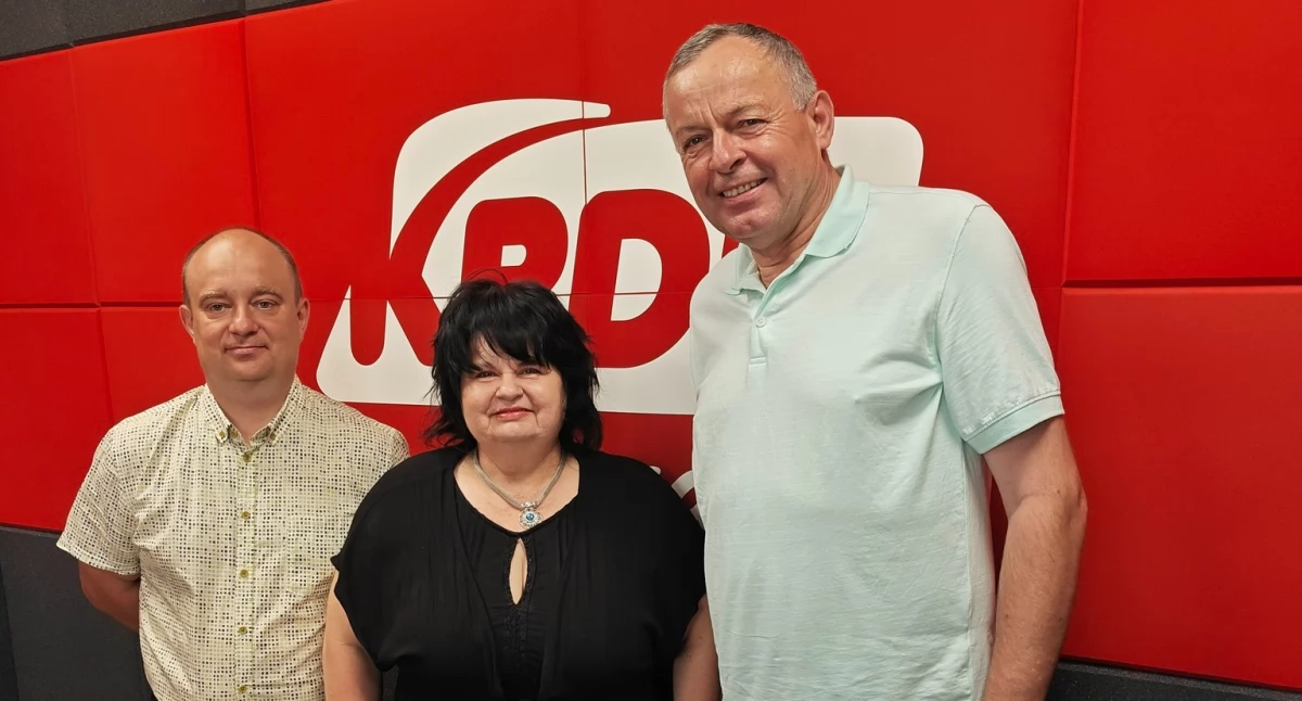 Pamięć, historia i muzyka – wyjątkowa audycja „Gość Dnia” z udziałem Wojciecha Brzezińskiego i Dariusza Krawczyka