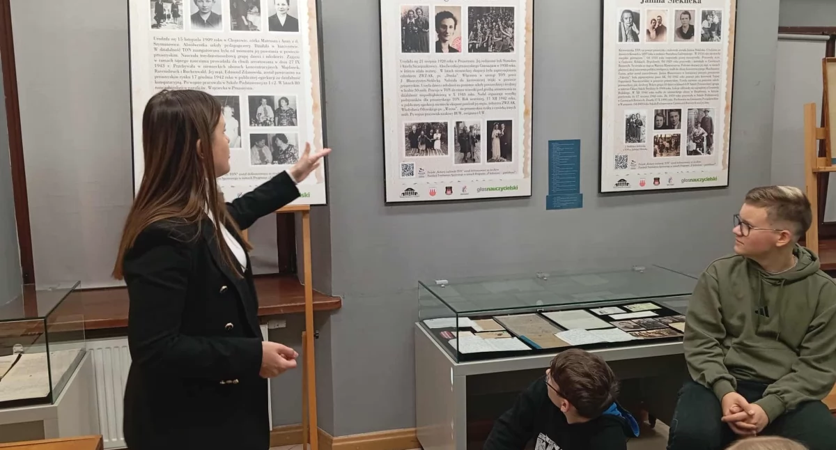 Spotkanie z przeszłością – uczniowie poznają historię przez teatr i muzeum