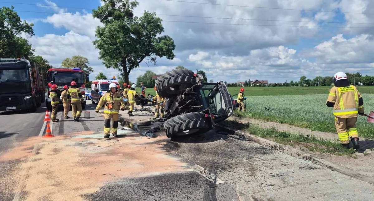 Zderzenie samochodu osobowego z ciągnikiem rolniczym na DW-617. Dwie osoby trafiły do szpitala. Ruch odbywa się wahadłowo