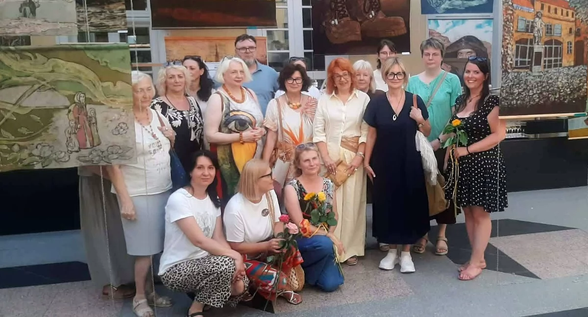 Przasnyscy artyści współtworzą międzynarodową wystawę batiku w Olsztynie. Ekspozycja trafi również do Przasnysza