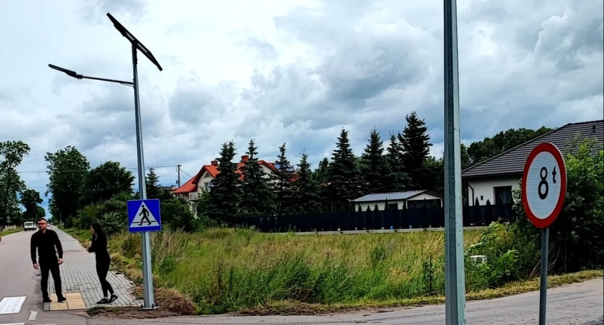 Jaśniej i bezpieczniej w Bartnikach. Przy przejściu dla pieszych zamontowano nowe oświetlenie