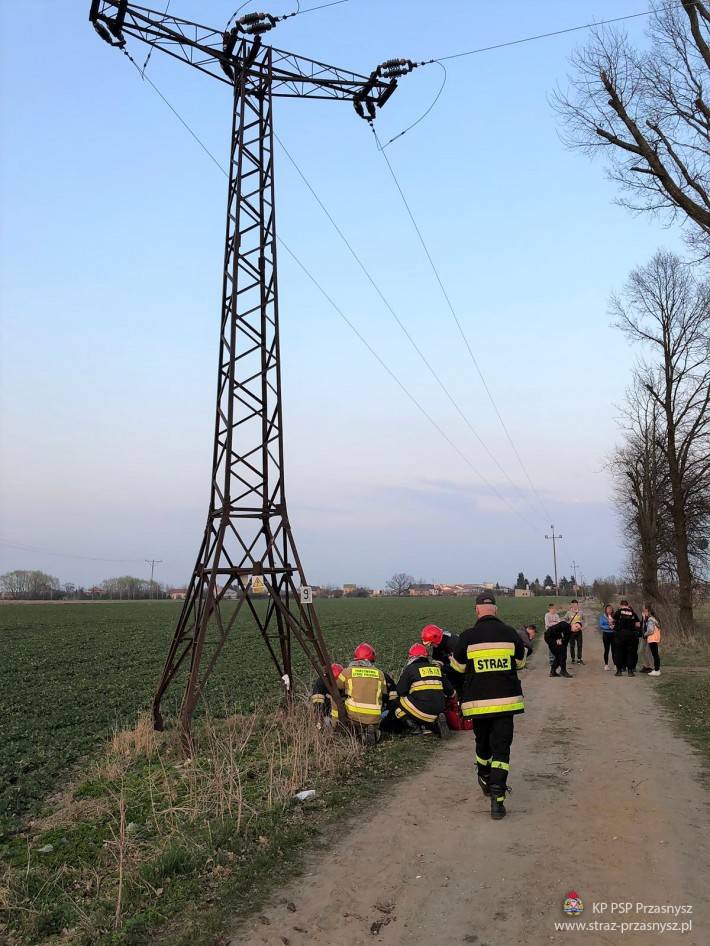 Upadek nastolatka ze słupa energetycznego w Przasnyszu
