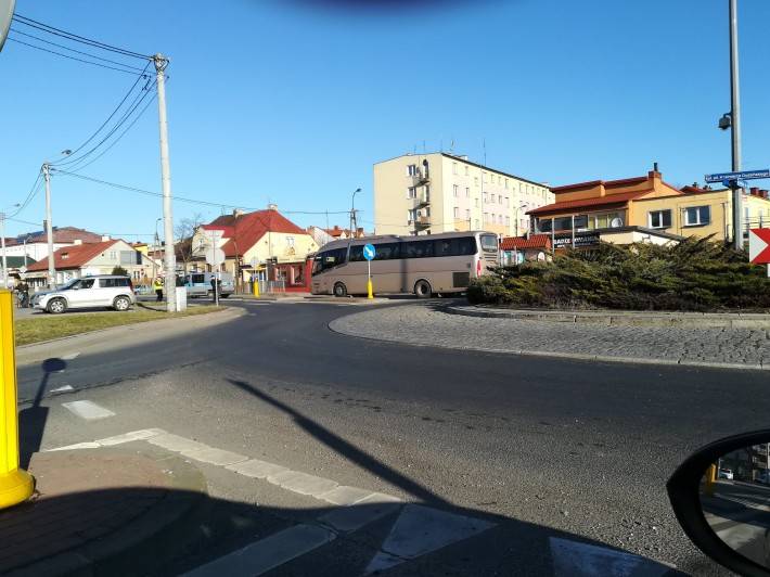 Z OSTATNIEJ CHWILI: Śmiertelne potrącenie przez autobus. Zablokowana dk nr 57 w Przasnyszu (AKTUALIZACJA)