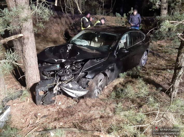 Samochód osobowy uderzył w drzewo w miejscowości Parciaki-Stacja