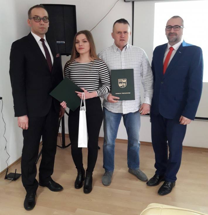 Brawo Weronika! Starosta Krzysztof Bieńkowski i Rada Powiatu złożyli gratulacje naszej młodej mistrzyni sportów siłowych